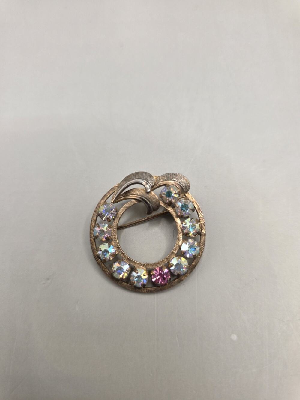 Vtg Mid Century Mother Birthstone Pink Crystal Rhinestone Circle Ribbon Brooch